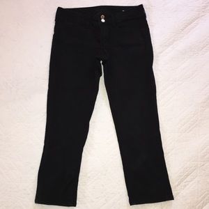 Black American Eagle cropped pants.